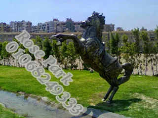 تمثال حصان لون نحاسى اصفر