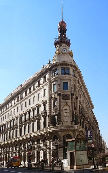 Madrileña sede del ya desaparecido Banco Español de Crédito (Banesto). Créditos bancarios para la financiación de estudios universitarios. La educación tenía un precio