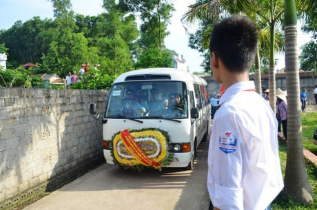 Dam le dua phi cong Tran Quang Khai ve voi dat me que huong - Anh 3