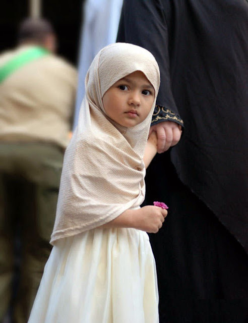 Begitu Mulia nya Wanita Dalam Islam, Seperti Inilah Besarnya Pahala Mendidik Anak Perempuan