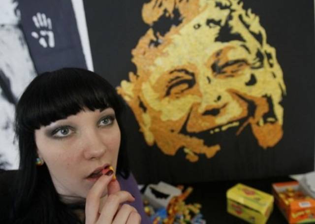 Anna Sophia Matveeva from Makiivka of Ukraine is making beautiful portraits of different people with thousand pieces of chewed gum.