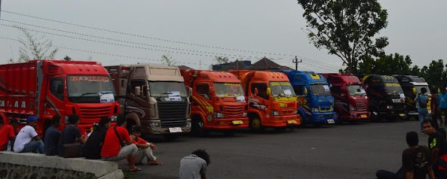 Kontes Modifikasi Truk-berjajar rapi