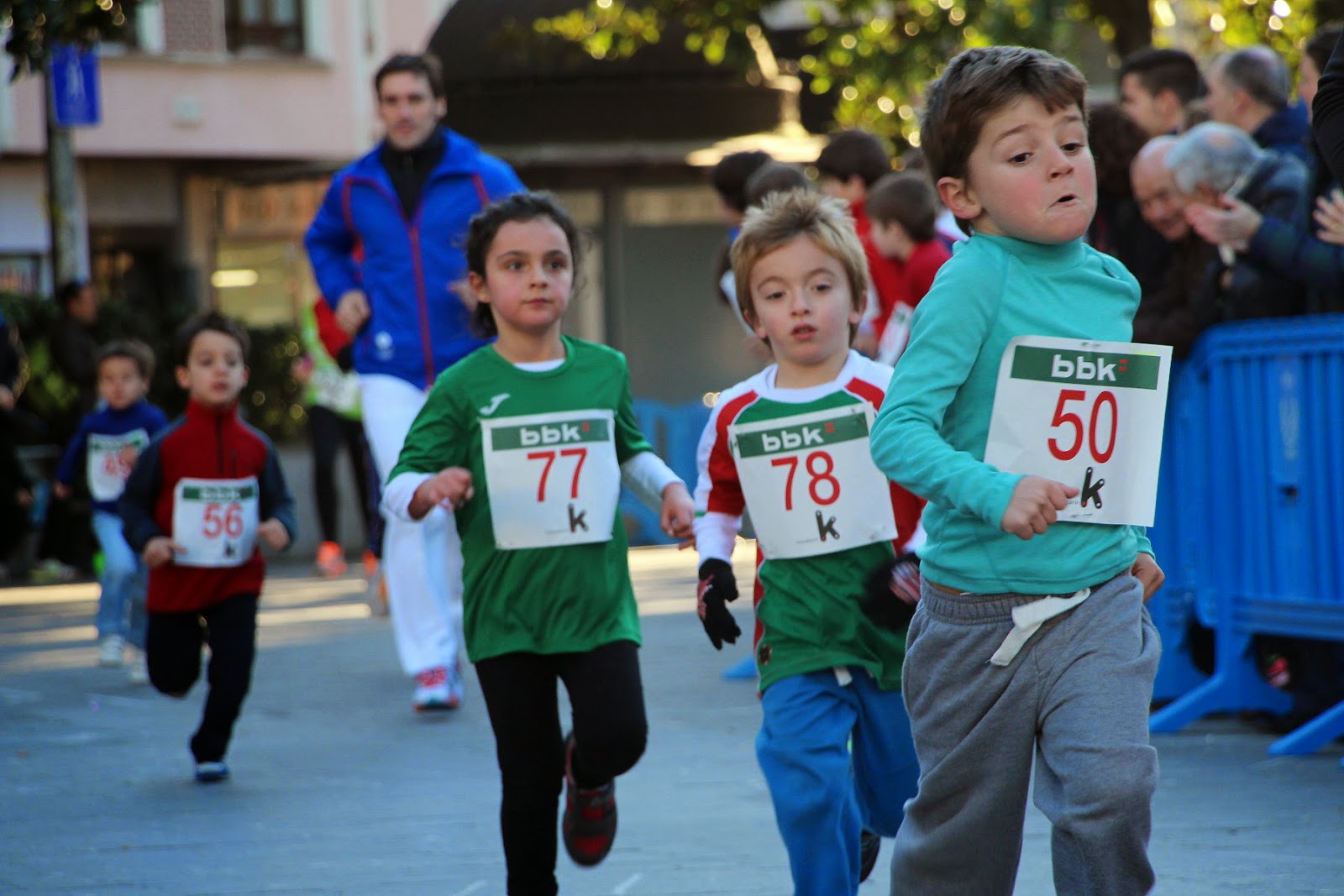 Cientos de niños se suman a la fiesta de la carrera popular San Silvestre de Barakaldo