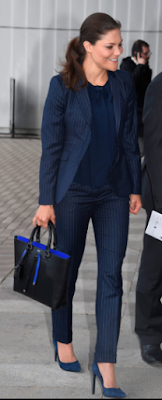 Tailleur pantalon gant / top Greta / escarpins Yves Saint Laurent / sac Dagmar
