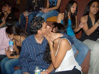 Dhaka-Girls bangladeshi-Sexy-Girls-Kissing