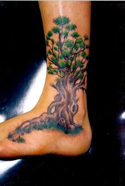 Tatuaje Árbol en el pie