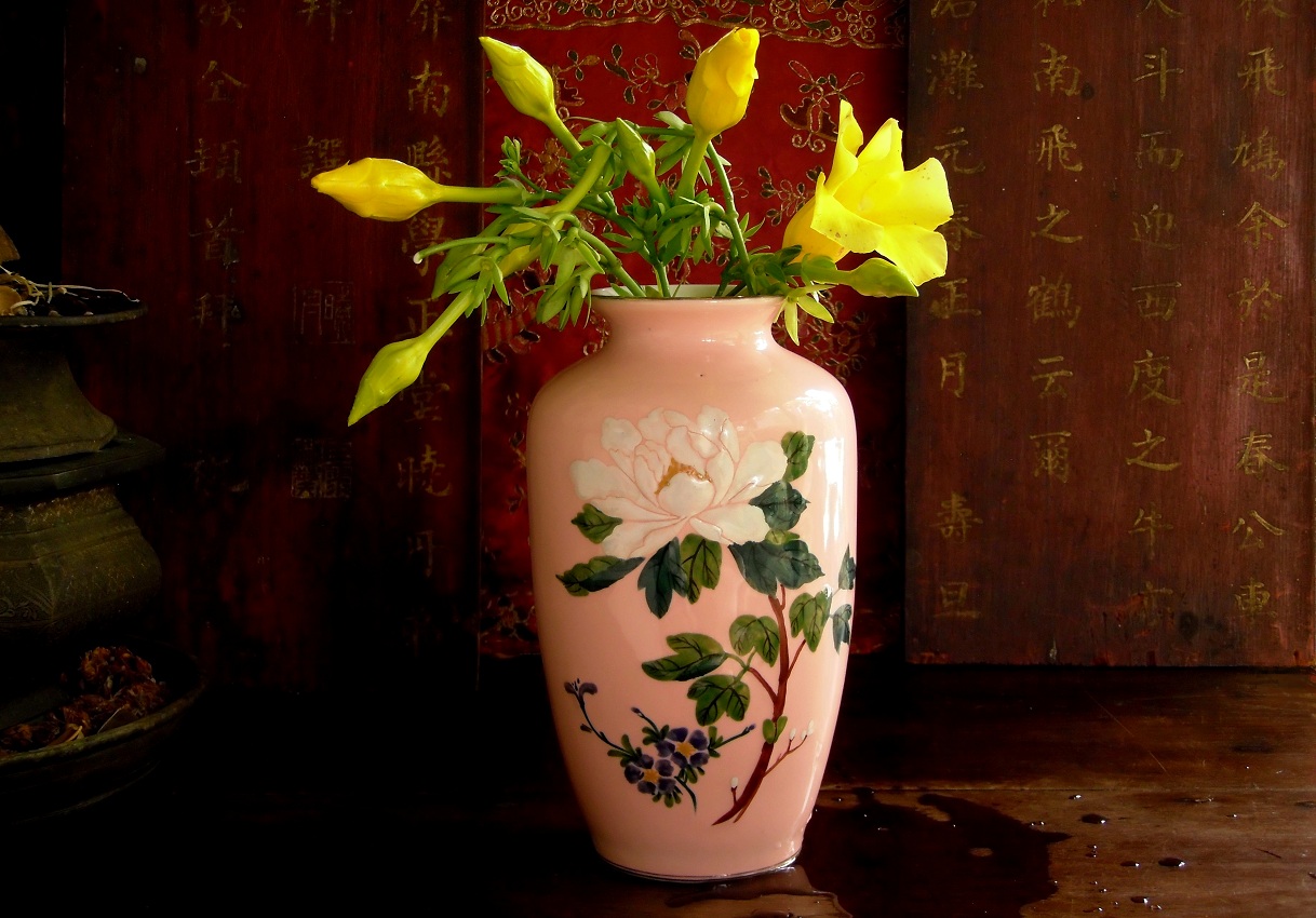 PATINA ANTIK VINTAGE CHINESE PINK FLORAL VASE