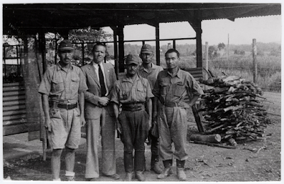 Sejarah Penjajahan Belanda Masa VOC di Indonesia  Sejarah Penjajahan Belanda Masa VOC di Indonesia   Pada zaman penjajahan Belanda, nama resmi yang digunakan adalah Nederlandsch-Indie (Hindia Belanda), sedangkan pemerintah pendudukan Jepang 1942-1945 memakai istilah To-Indo (Hindia Timur). Sebelum revolusi industri, profesi akuntan belum dikenal secara resmi di Amerika ataupun di Inggris. Namun terdapat beberapa fungsi dalam manajemen perusahaan yang dapat disamakan dengan fungsi pemeriksaan. Selama masa penjajahan kolonial Belanda yang menjadi anggota profesi akuntan adalah akuntan-akuntan Belanda dan beberapa akuntan Indonesia. Pada waktu itu pendidikan yang ada bagi rakyat pribumi adalah pendidikan tata buku diberikan secara formal pada sekolah.   Kepulauan Seribu yang terletak di teluk Jakarta pada zaman penjajahan Belanda adalah perairan yang sibuk. Tahun 1619, ketika VOC mencengkeram tanah Jawa, Pulau Onrust, dan sekitarnya, termasuk Pulau Bidadari, dibuatlah benteng pertahanan Pasalnya, pulau ini tak pernah sepi dari aktivitas bongkar muat kapal di masa itu. Sayangnya, benteng-benteng di Kepulauan Seribu ini berhasil dikalahkan Inggris di tahun 1800. Setelah dibangun lagi di tahun 1840 sebagai pangkalan .  Pada tahun 1945, pengguna bahasa Melayu selain Republik Indonesia masih dijajah Inggris. Malaysia, Brunei, dan Singapura masih dijajah Inggris. Pada saat itu, dengan menggunakan bahasa Melayu sebagai bahasa persatuan, diharapkan di negara- negara