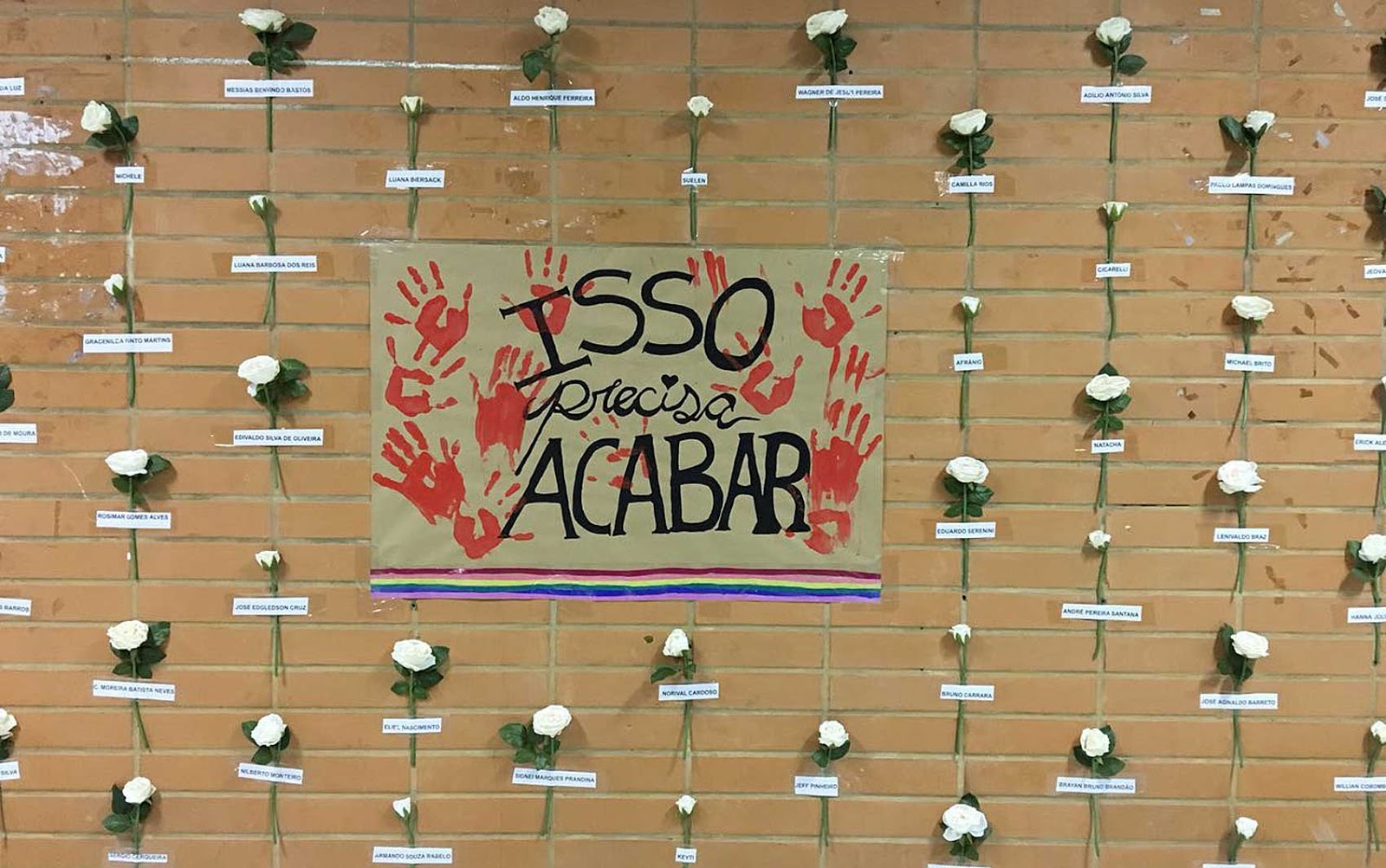 Mural na UnB de rosas brancas lembram 80 mortes de pessoas LGBT só este ano Mural na UnB de rosas brancas lembram 80 mortes de pessoas LGBT só este ano