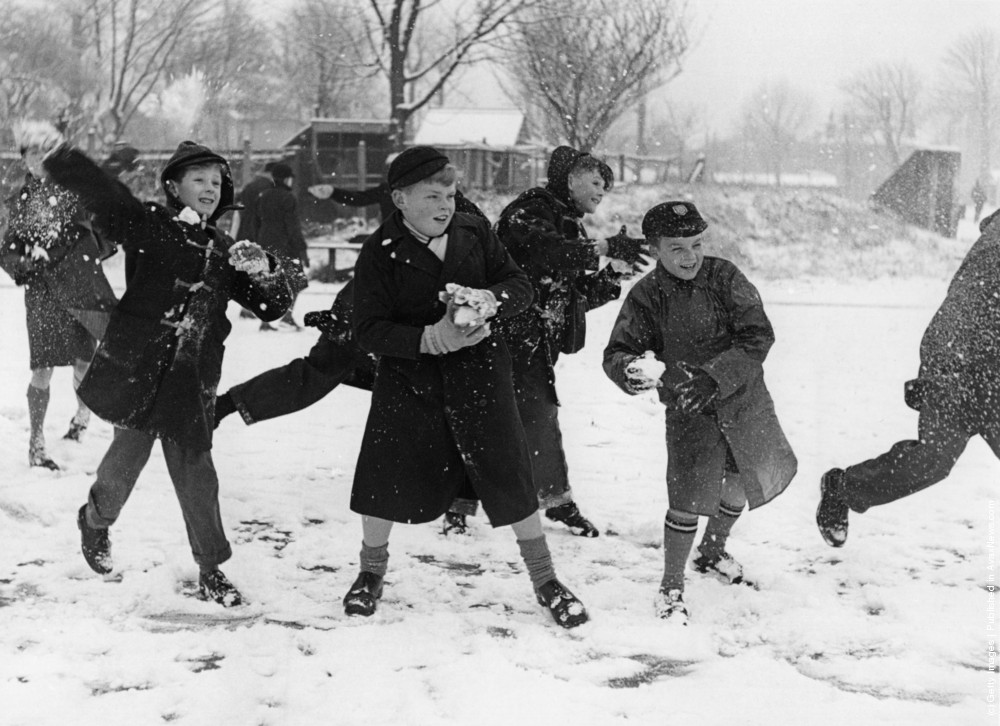 Interesting Black and White Photographs of Snowball Fights in the Past