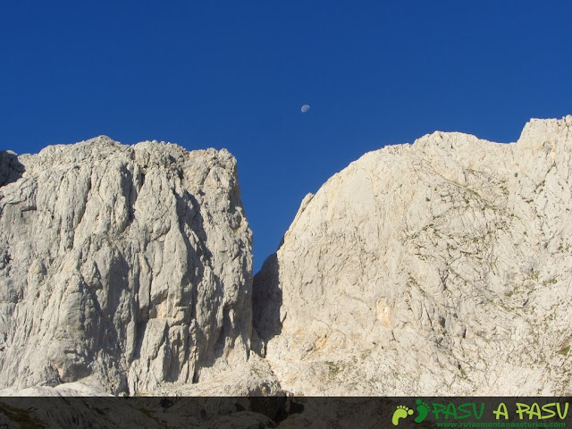 Murallones con luna y cielo azul