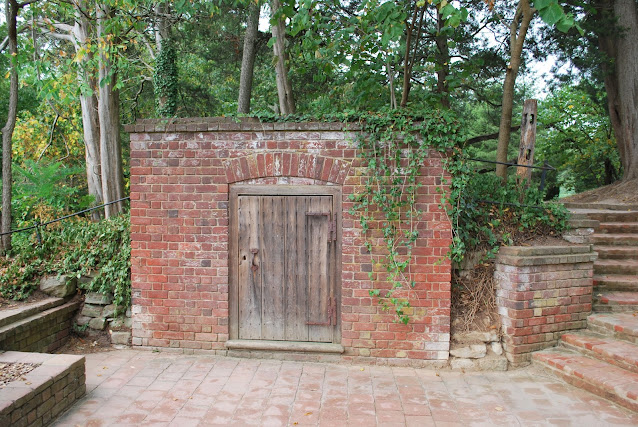 Old tomb in Mount Vernon