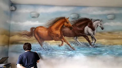 Malowanie obrazów na ścianie, konie w galopie, mural w salonie