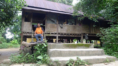 Monier Mat Din NGO WARGA KILANG Sebuah Rumah  Kayu  di  
