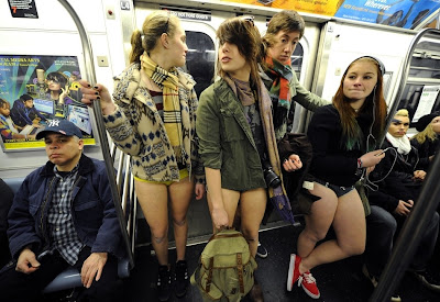 fotos del dia sin pantalones en mexico y nueva york metro subterraneo