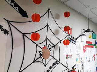 Pormenor do jornal de parede do Alcoitão: teia com aranha de grandes dimensões