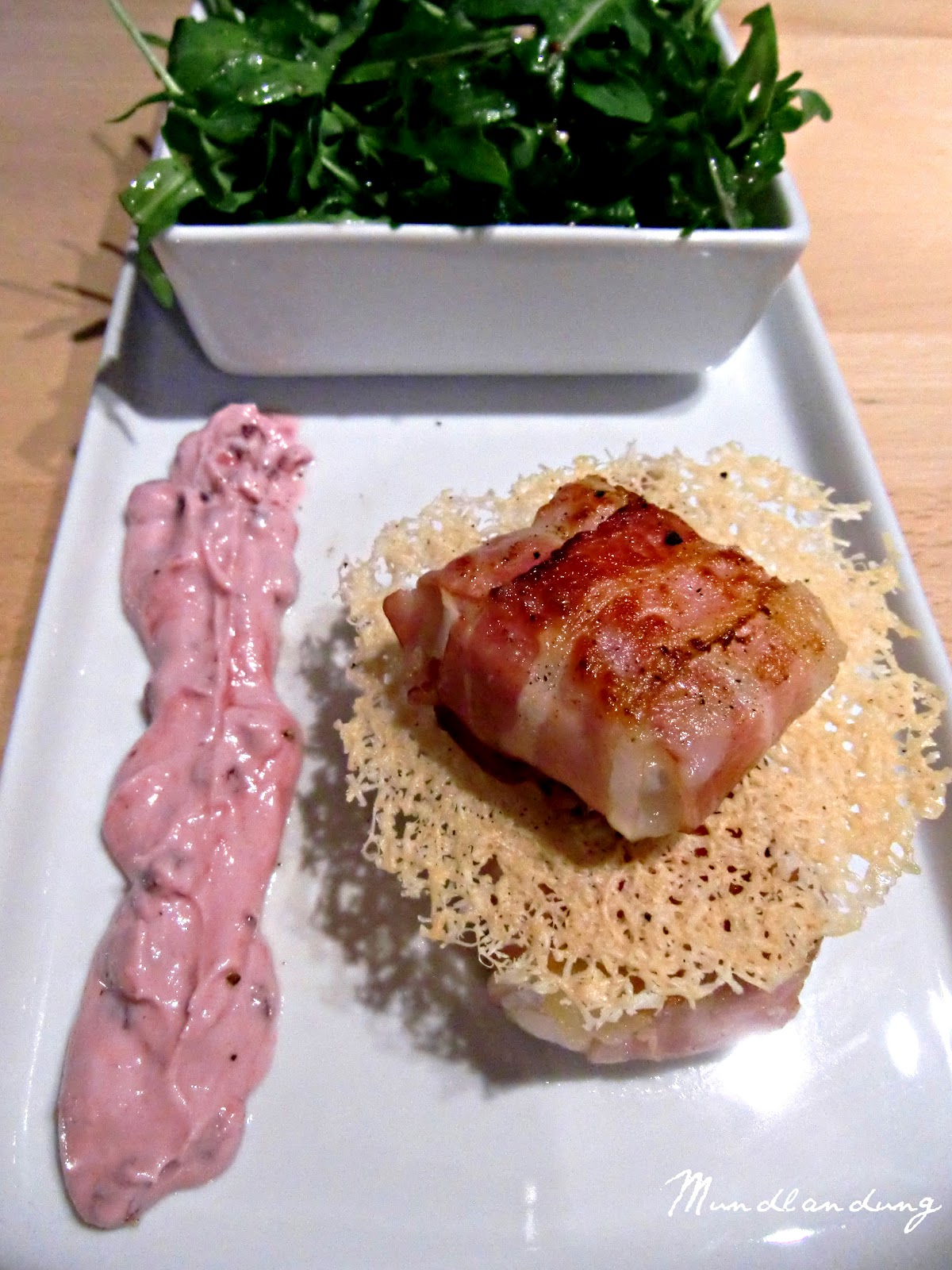 Mundlandung: Ziegenkäse im Speckmantel mit Parmesansegel