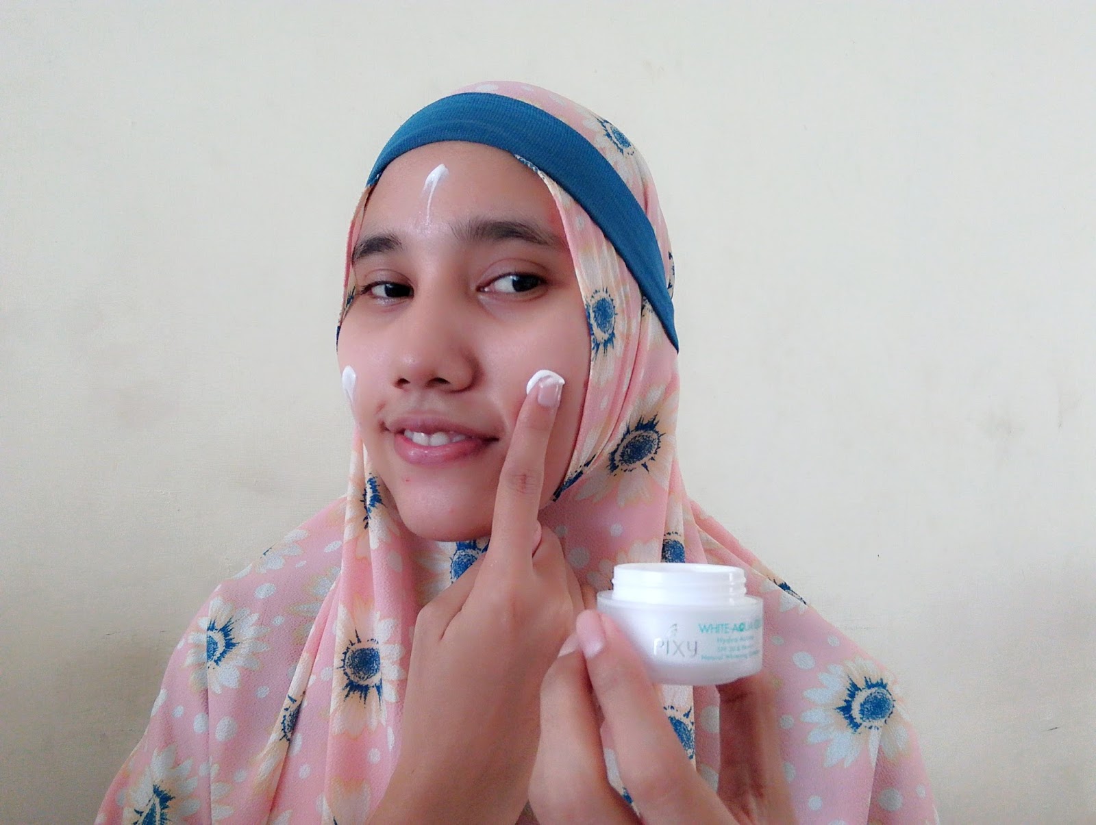 Look a Like Asian Beauty with Pixy Two Way Cake Cover Smooth and Selalu gunakan pelembab setiap hari karena kulit kita butuh nutrisi Aku menggunakan Pixy Aqua Gel Day Cream pelembap antioksidan yang mengandung SPF 30