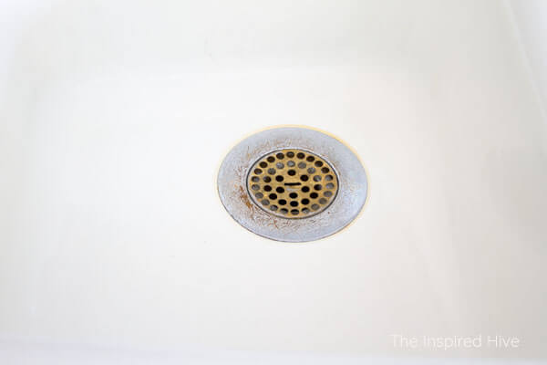 How to clean a white porcelain enameled cast iron farmhouse kitchen sink without chemicals. 