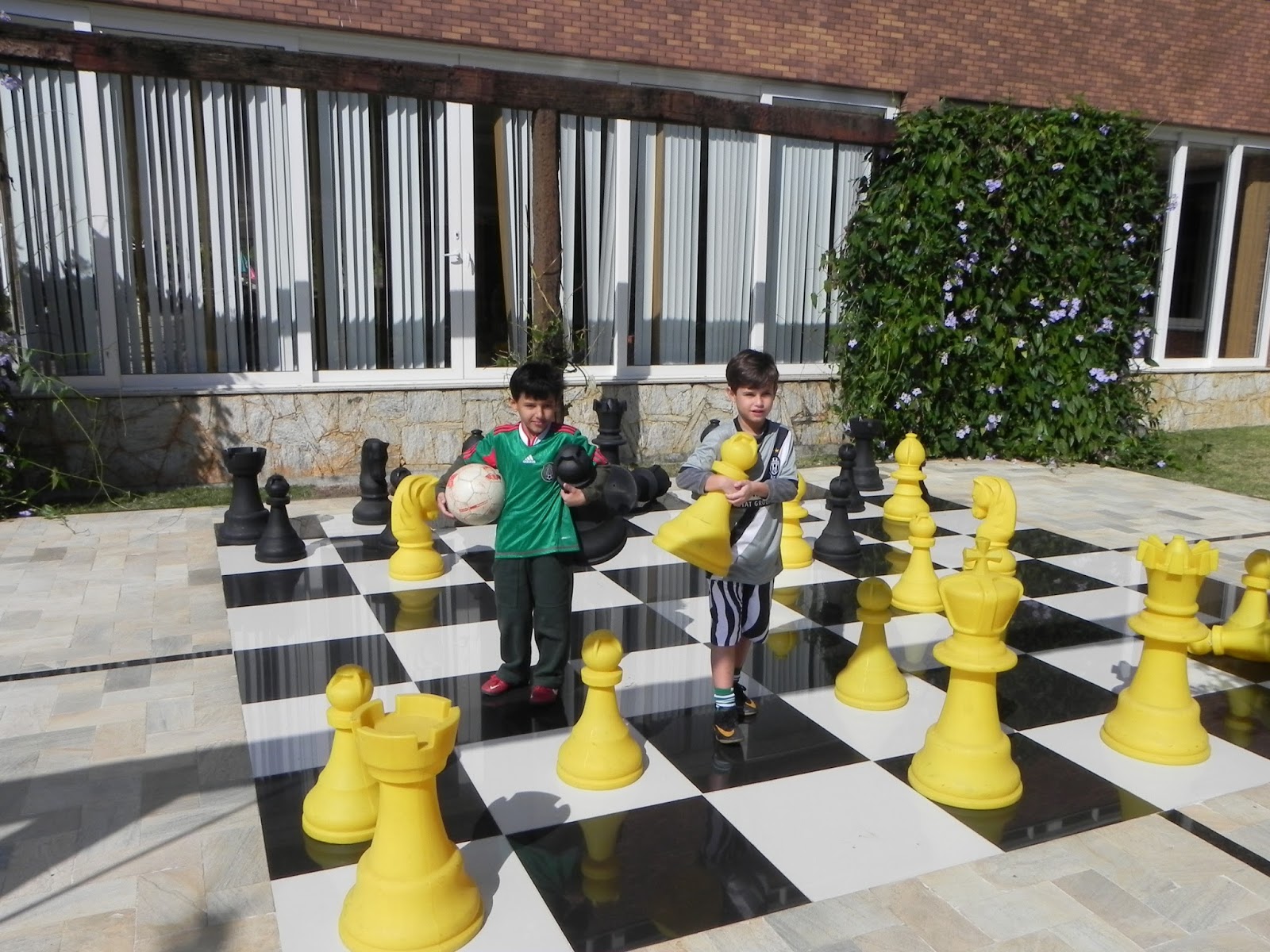 Tabuleiro de xadrez gigante - faltavam algumas peças – foto de Vassouras  Eco Resort - Tripadvisor