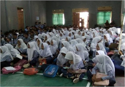NOBAR FILM G 30 S / PKI DI SMP N 2 SUKODONO