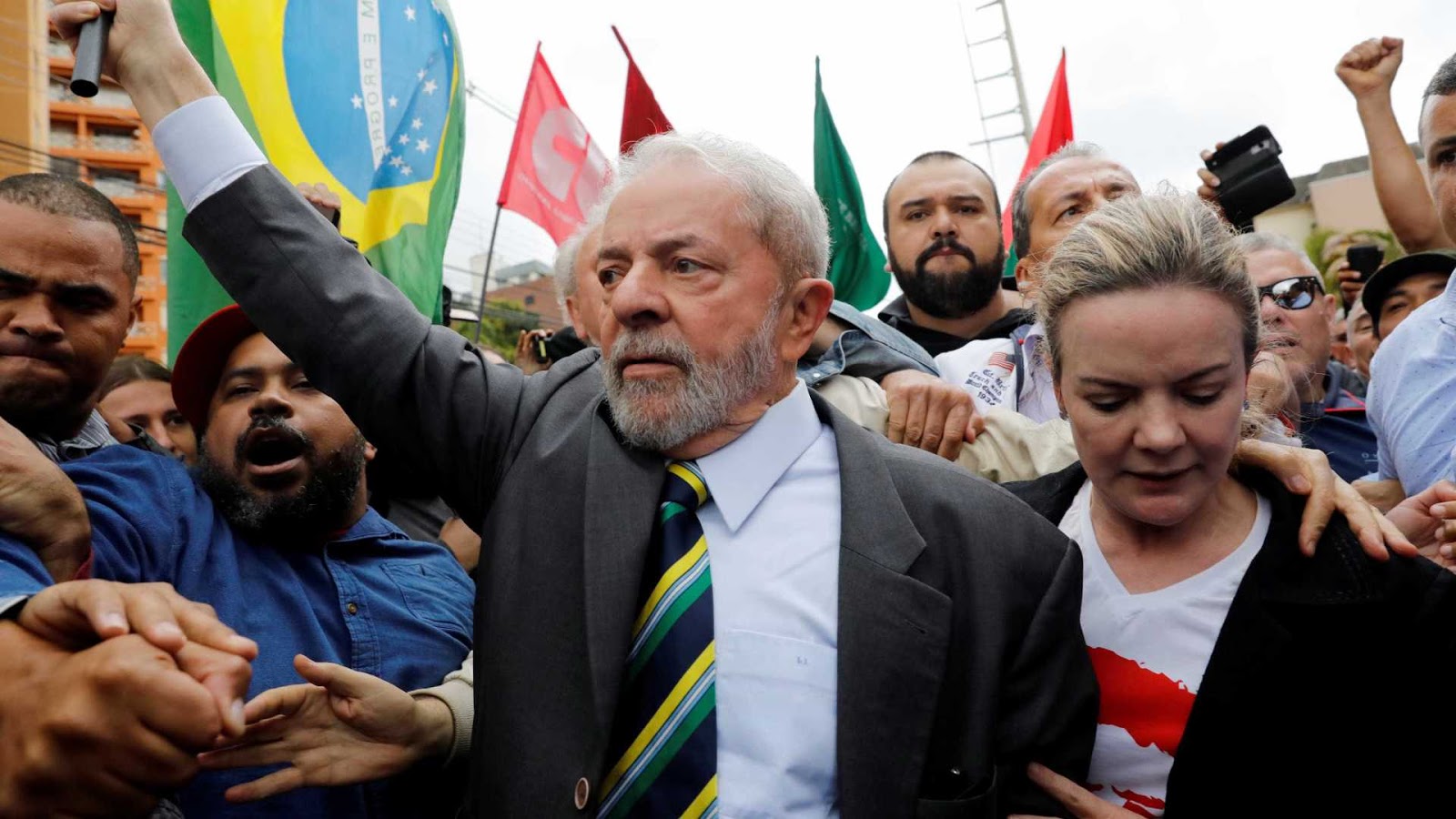 Advogados costuram acordo para prisão de Lula após missa de Marisa