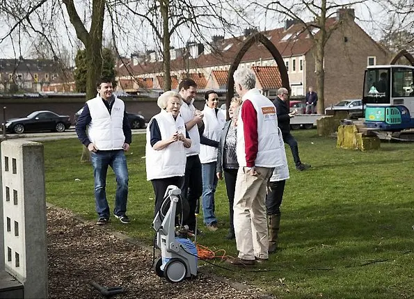 Princess Beatrix does volunteer worked at Playground Monastery parking facilities under NLDoet in IJsselstein. The Oranje Fonds