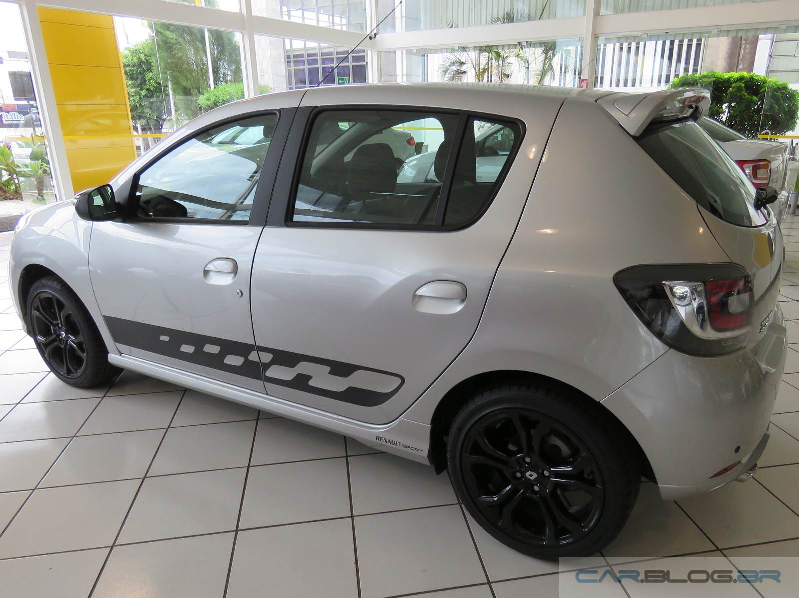 Renault Sandero RS 2.0 Prata detalhes, vídeo e preço