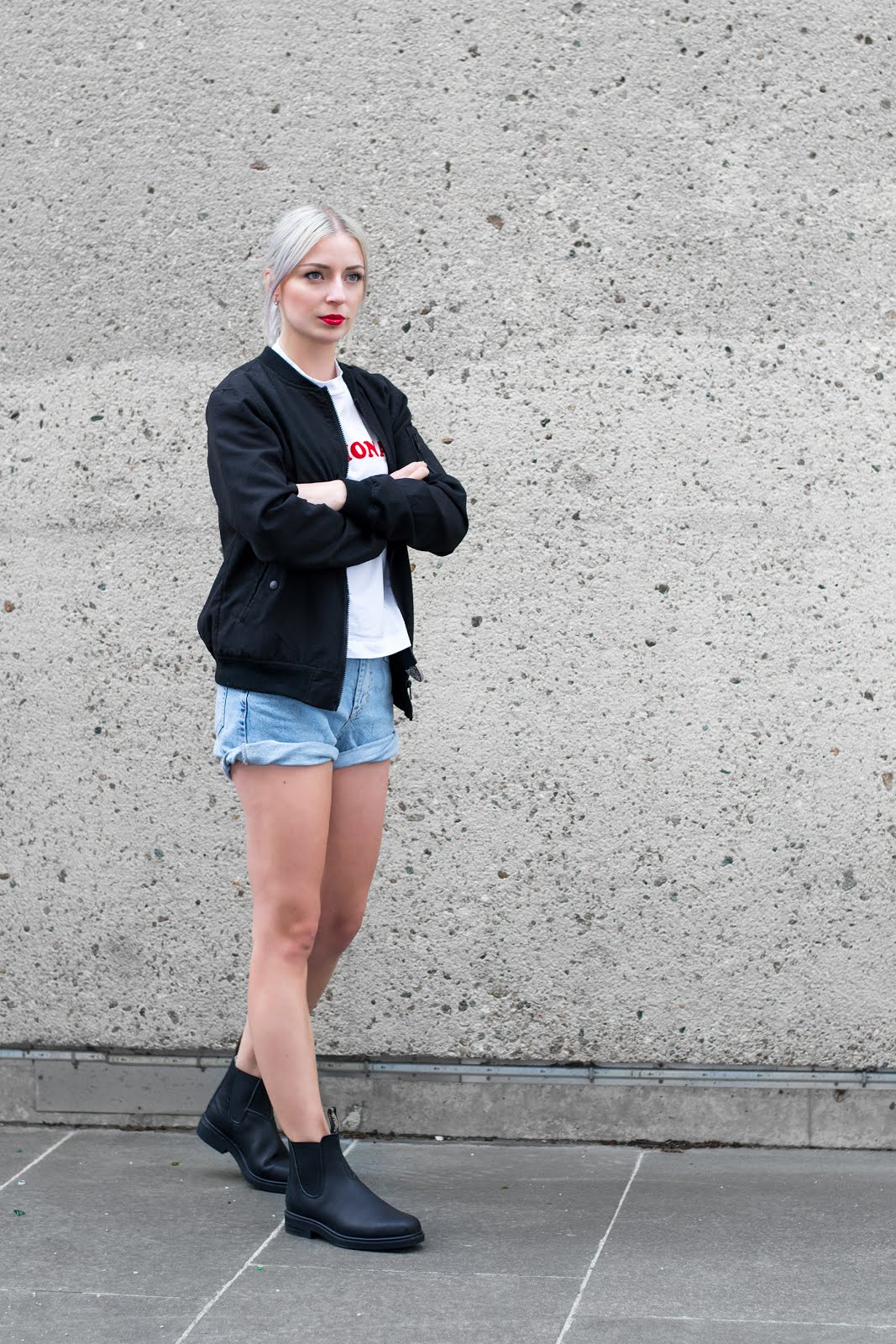 Bomber jacket, bershka, black, denim mom shorts, weekday carrie t-shirt, outfit, street style, belgium, blundstone boots, motorcycle boots, women, fashion