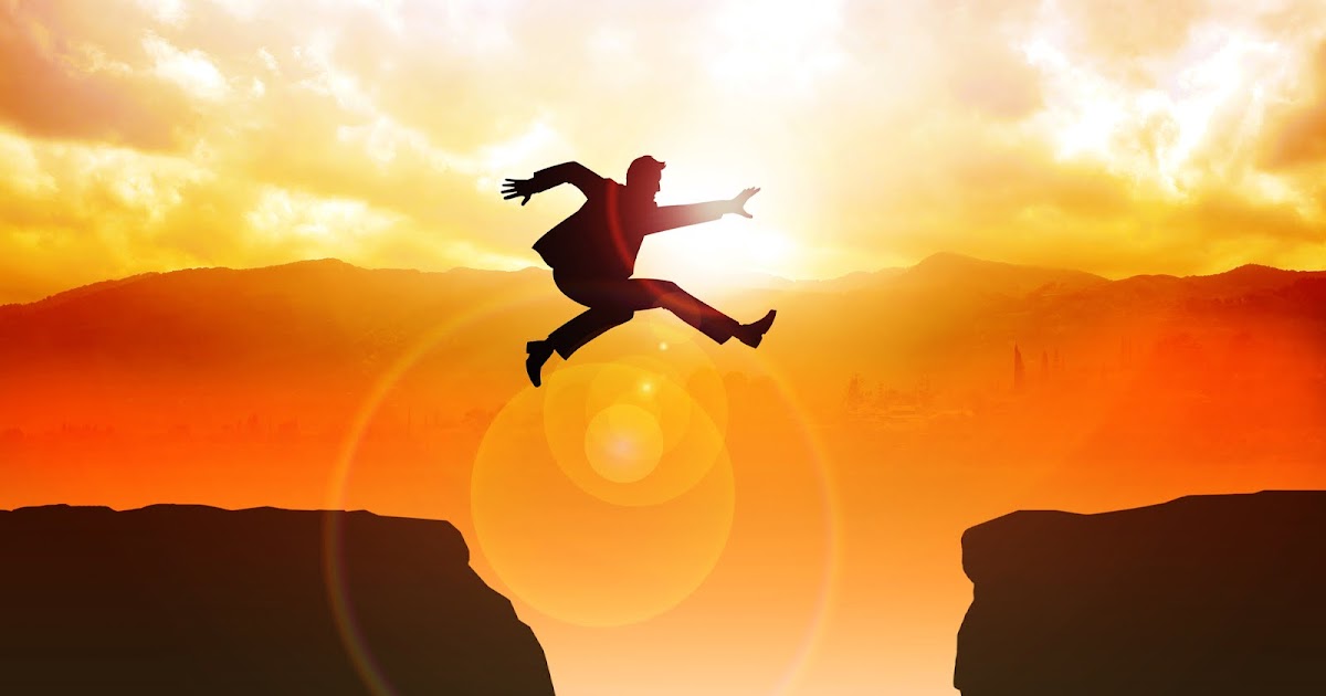 падает с горы. воля человека. картинка двигаемся вперед-вверх. решительность человека. человек прыгает.