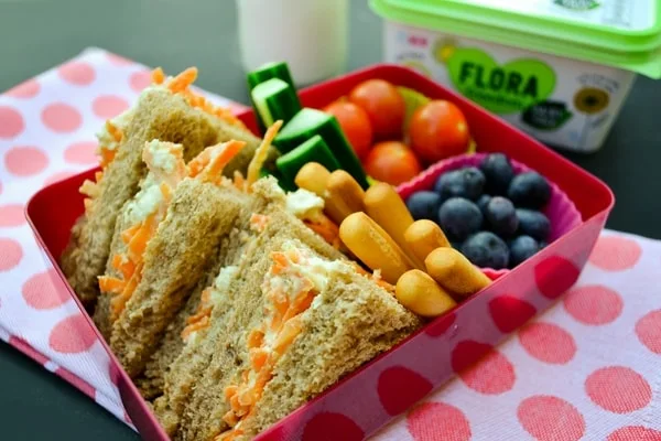 Vegan lunch box for kids. Ideas, tips and one week's lunch box plan.