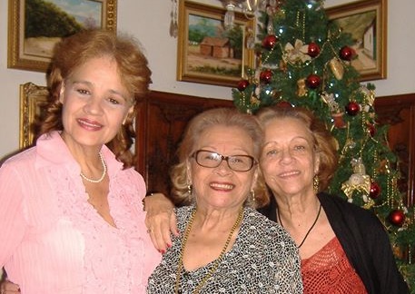 Elisa Soteldo y sus dos hijas