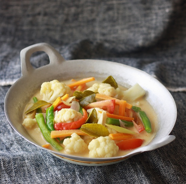 Tom Kha (Thai Vegetable Galangal Soup) by SeasonWithSpice.com