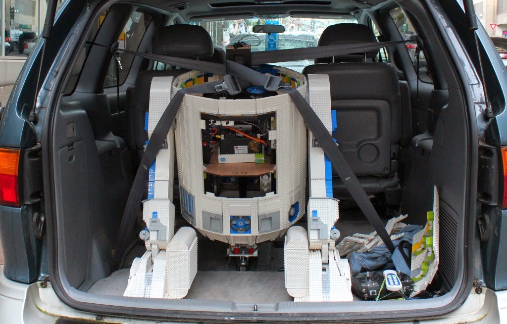 L3-G0 the Lego R2-D2 packed up and ready to go home