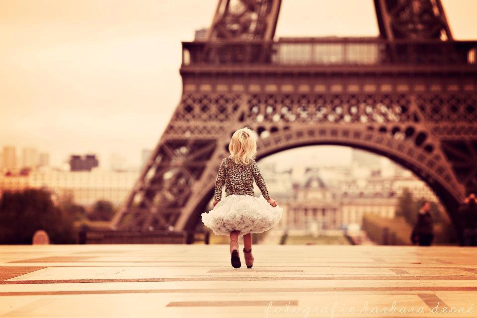 Я помню как ты мечтала о париже. Эйфелева башня для детей. Девушка и Эйфелева башня. Блондинка в Париже. Ребенок у Эйфелевой башня.