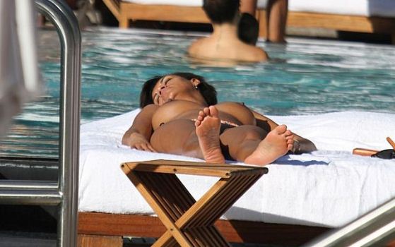 ETOO FILS WIFE GEORGETTE BARES HER BREAST AT A PUBLIC POOL HOT