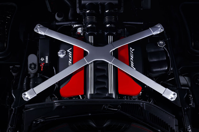 2013 SRT Dodge Viper engine