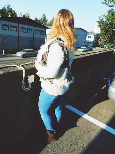 Liivi vanhasta villakangashameesta sekä villapaidan tilkuista