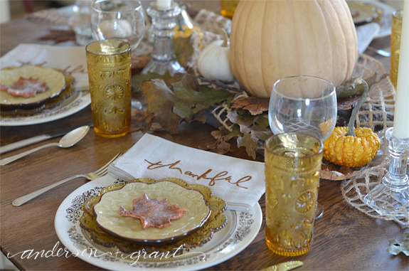 Check out this post for tips on creating a beautiful and special Thanksgiving tablescape this fall! | www.andersonandgrant.com