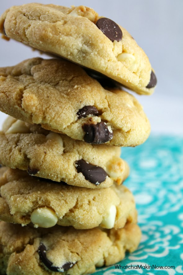 Puffy and Crunchy Chocolate Chip Cookies with LOTS of Chocolate Chips!