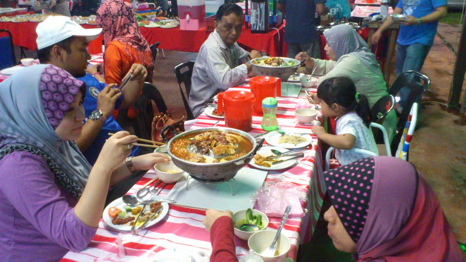 Life Is Pleasure Steamboat Arang See Takde Pun Pakai Dapur Yang Ada E Periuk Je Dalam Tu Dia Letak Arang Hidup Best Nye Kuah Memang Panas Dan Segala Daging Atau Ayam