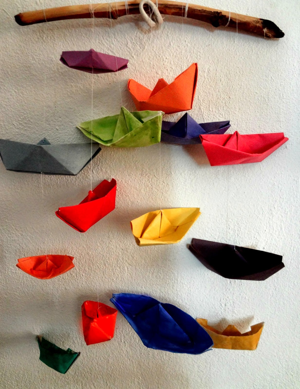 http://thelittletreasures.blogspot.gr/2014/07/driftwood-hanger-for-paper-boats.html