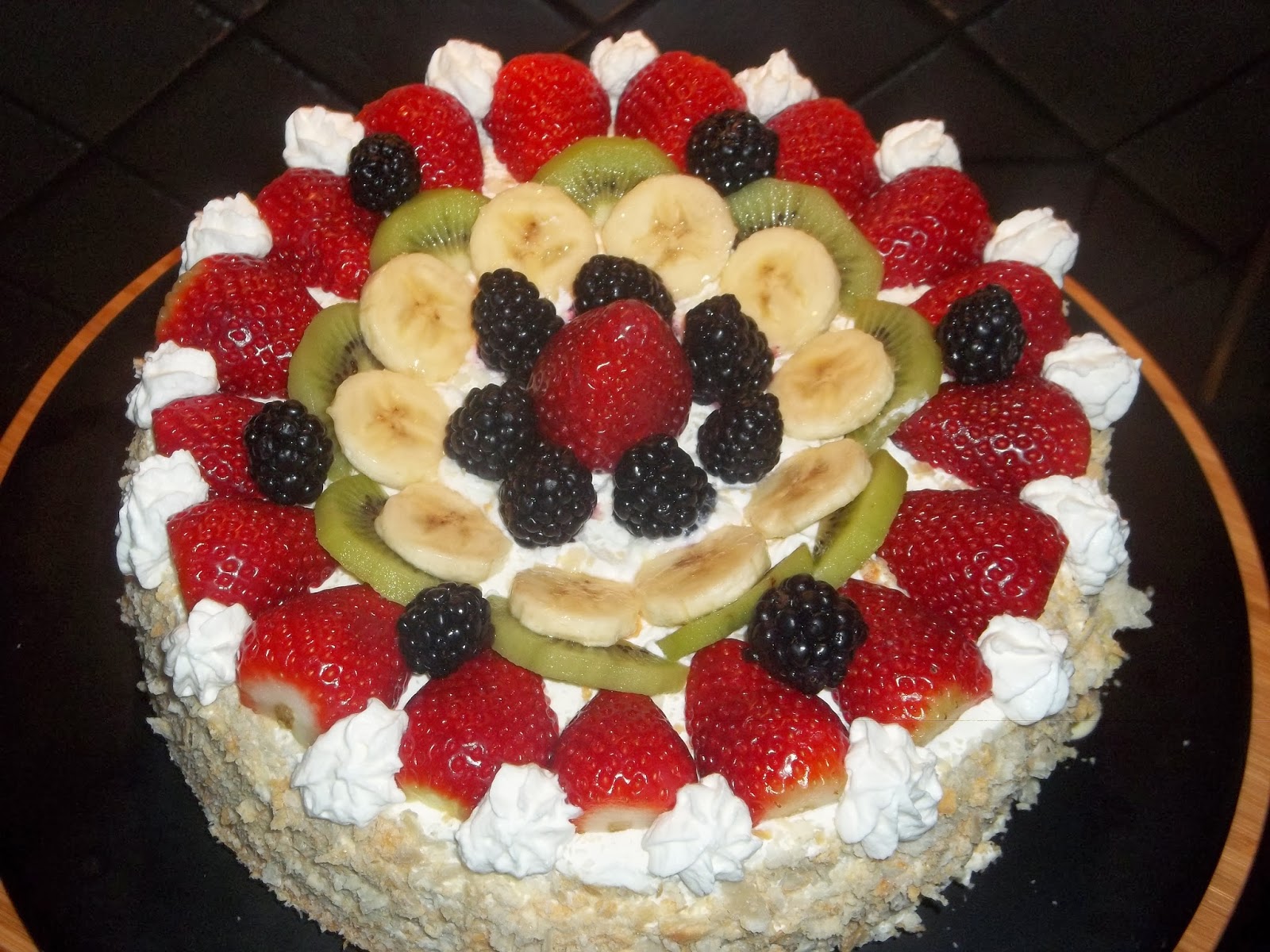 .. torta alla frutta fresca con crema chantilly ..