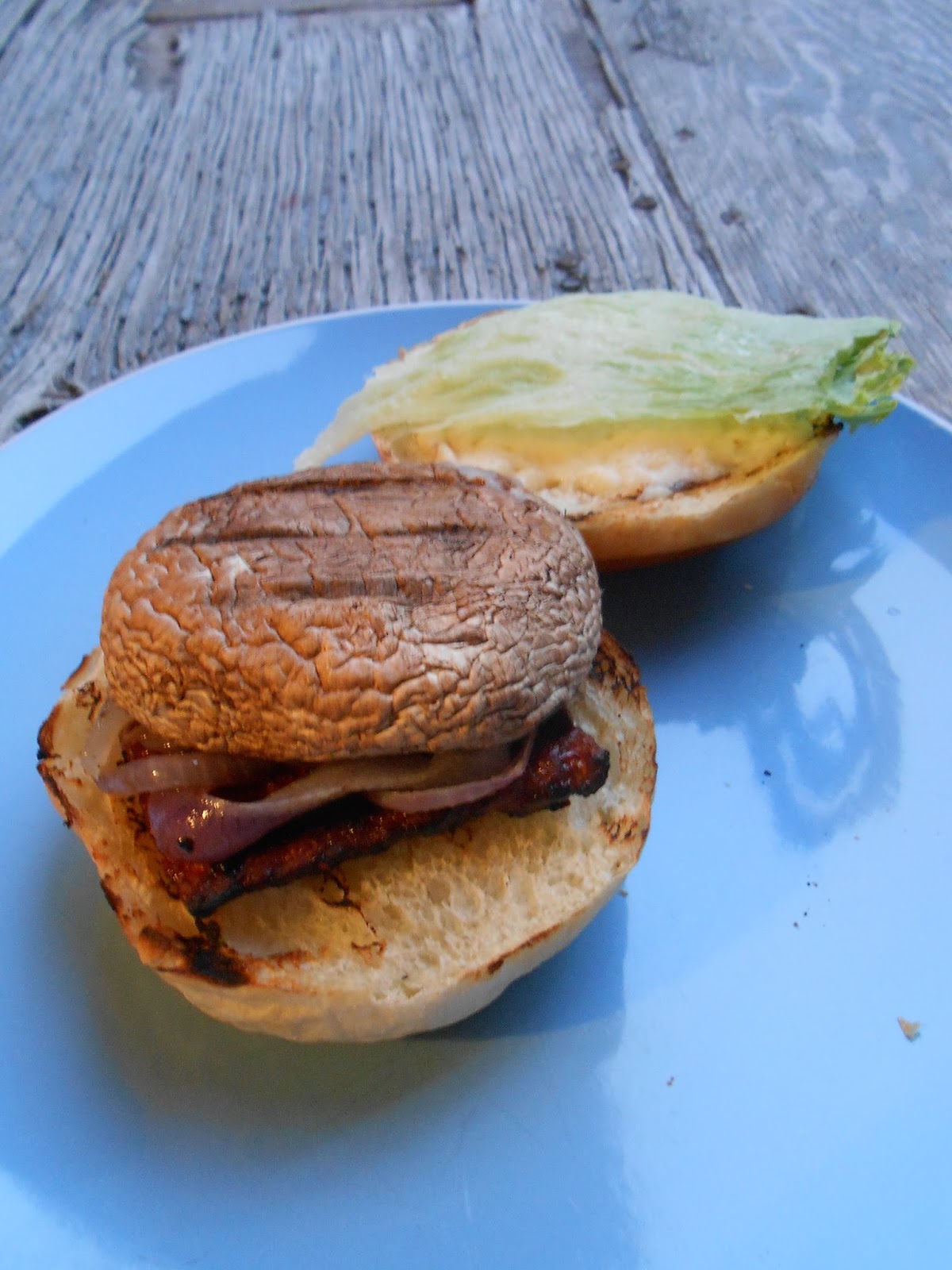 Eat cook and love Burgers de tempeh BBQ avec légumes grillés et sauce