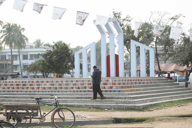 Central Shaheed Minar of Naogaon Old Picture of Central Shaheed Minar Muktir Mor