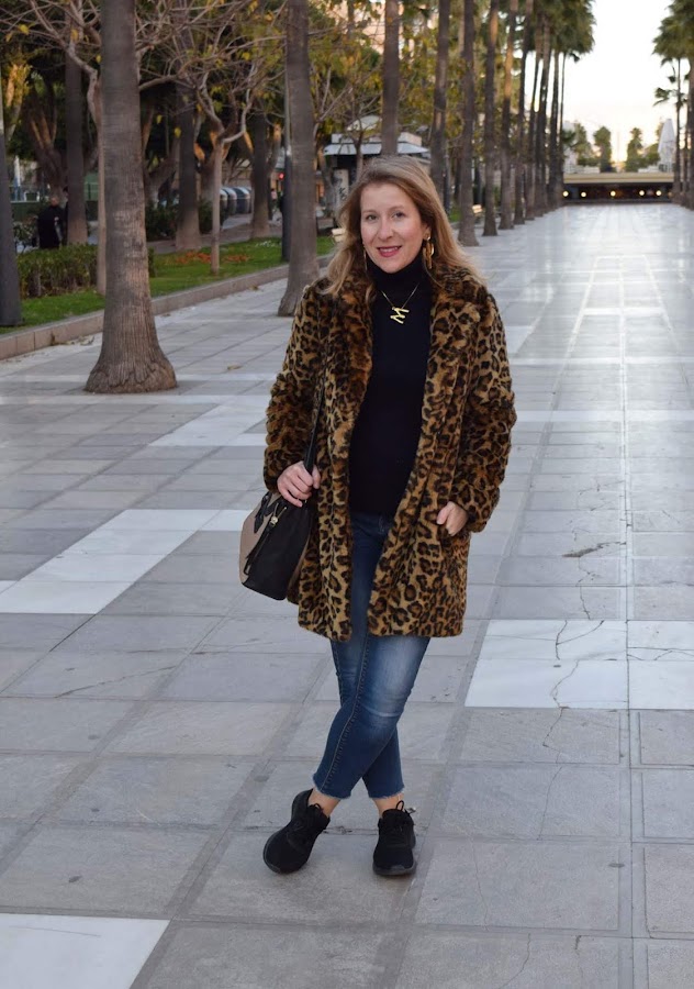 Abrigo_leopardo_con_sneakers