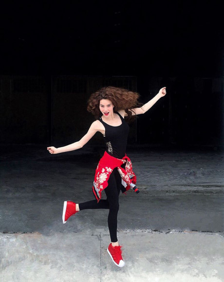 Mỹ nhân Việt khoe chân thon - Ảnh 3 My nhan Viet khoe chan thon - Anh 3