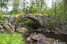 Ålderdomlig bro över Kungsvägen norrut