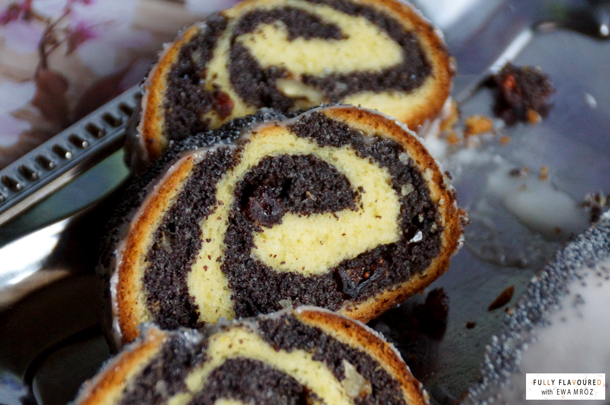 Медовый рулет пупырка рецепт. Маковый бисквитный рулет. Маковый рулет хлебникова. Тесто для рулета с маком. Рождественский маковый рулет.