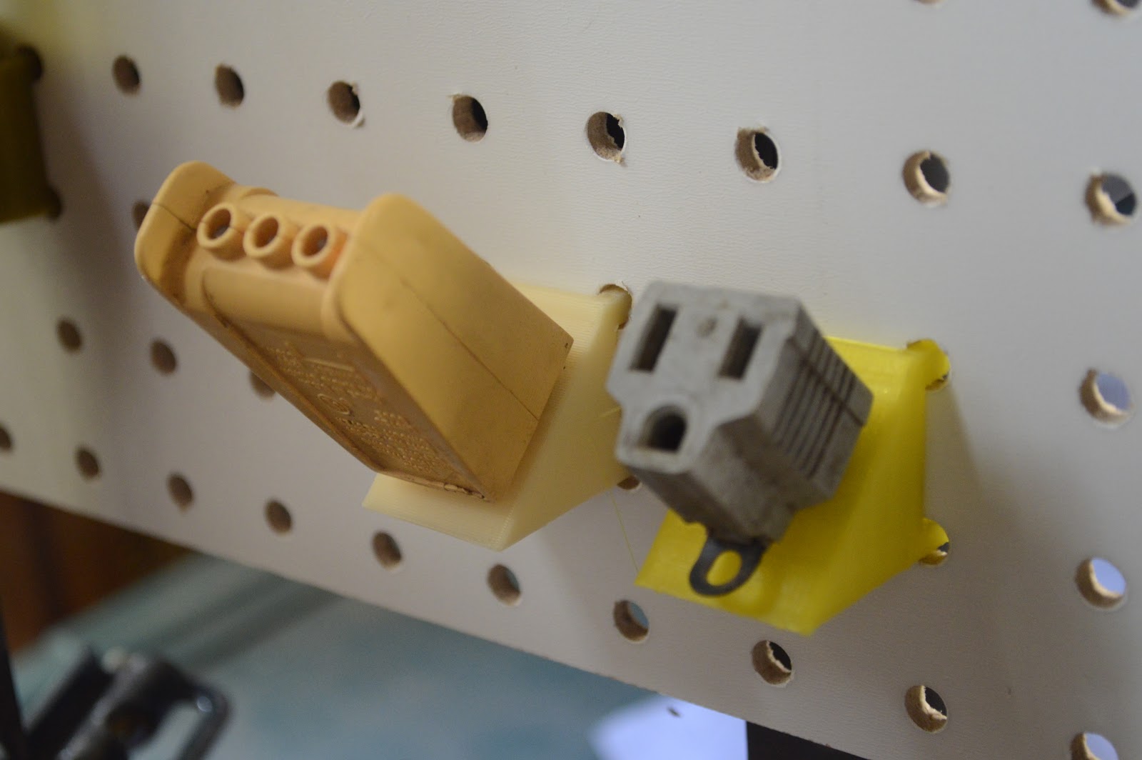 Pegboard circuit tester & grounding adapter